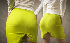 Teasecombo 4K: Amateur-milf in engem rückenschlitzrock neckt sichtbare höschen-linie