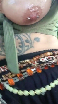 在树林里抹油的奶子被穿孔的大乳头