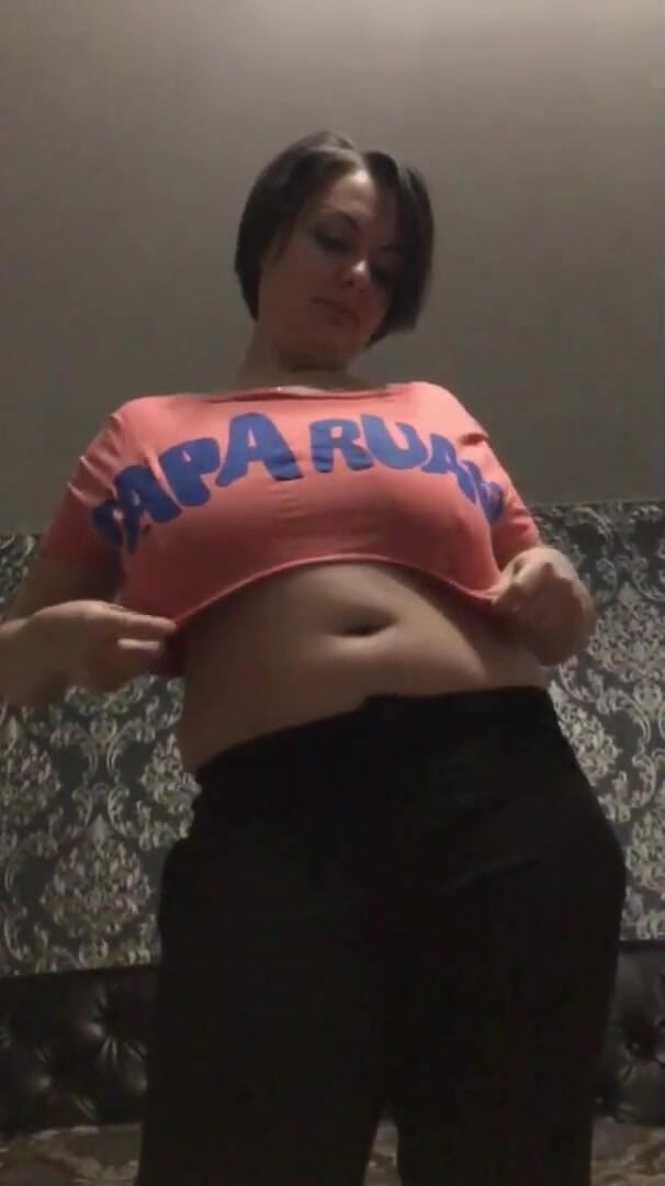 Sexy Milf: Tette che saltano fuori dalla maglietta al rallentatore!