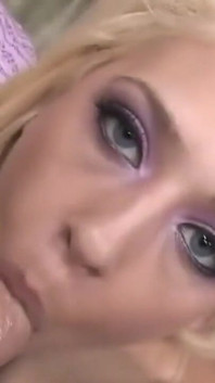 Busty Blonde zajęta małym kutasem