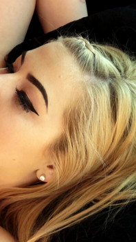 Sweet 18 - nena rubia se la follan en los pies y la garganta
