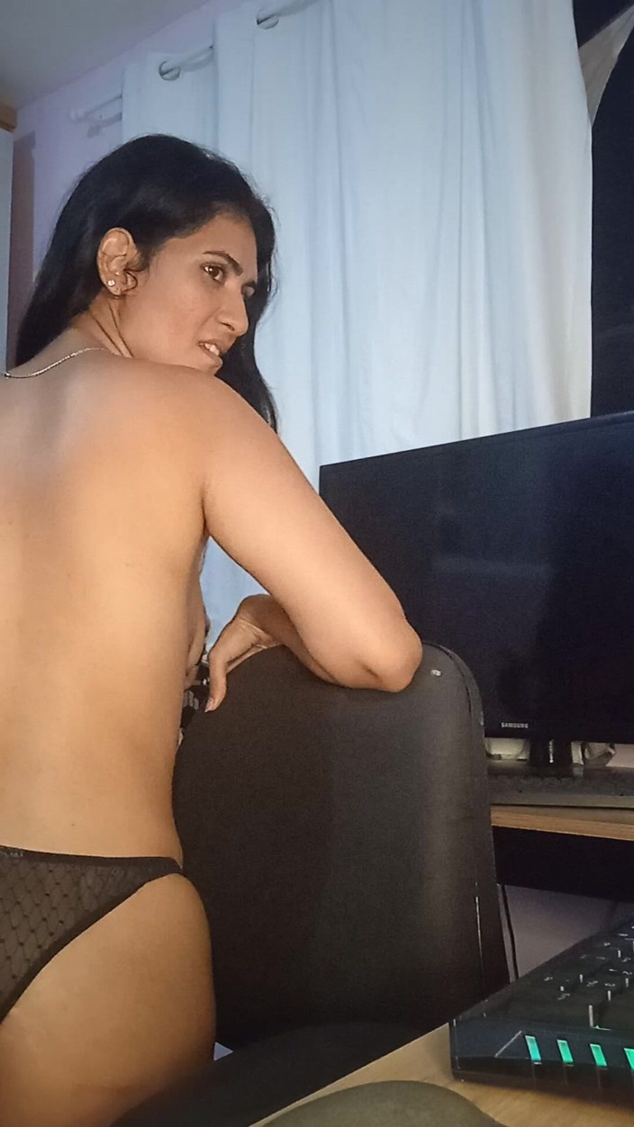 Renatinharj: 瓦妮西尼亚在电脑前炫耀