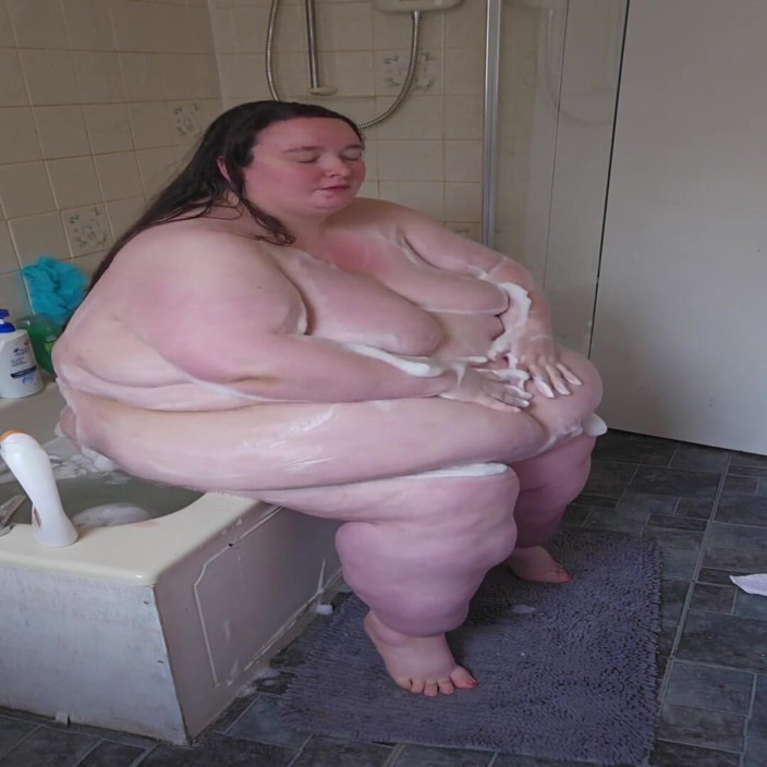 SSBBWLadyBrads: Ssbbw godin baadt op badzijde