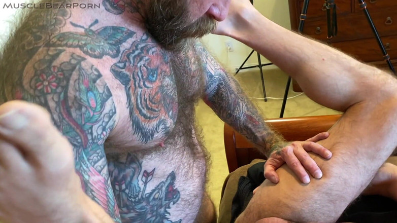 Muscle Bear Porn: Vousatý brácha s velkým čůrákem