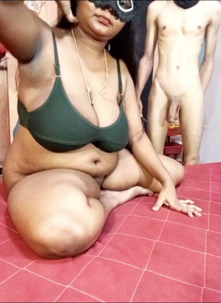 BeautyAnu: Indiana peituda tia fode duro e boquete em videochamada