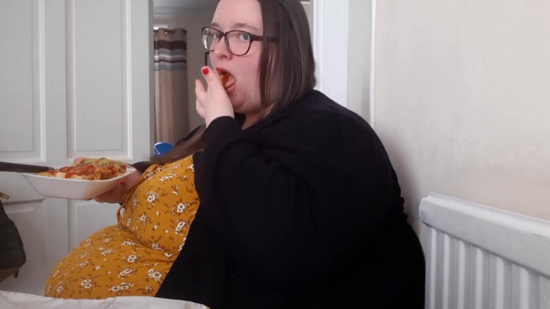 SSBBWLadyBrads: İri güzel kadın ssbbw göbek balık ve cips dolduruyor
