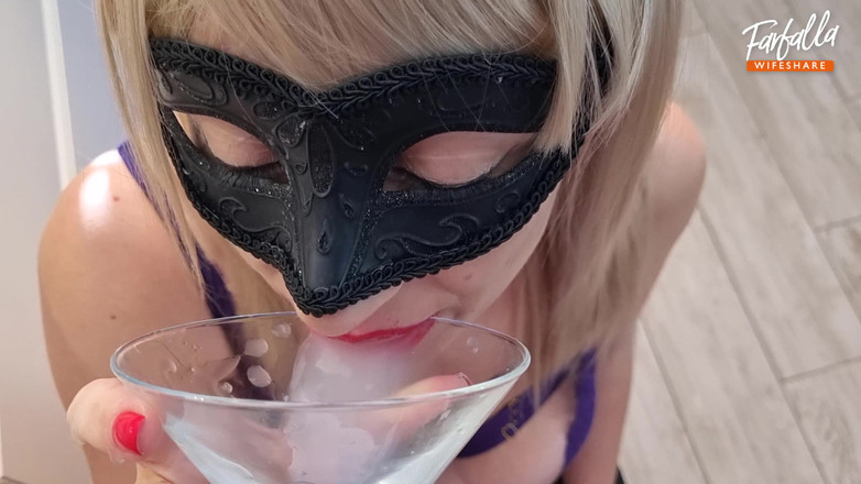 Farfalla wifeshare: Cinsel orta yaşlı seksi kadın camdan döl içiyor. Oral seks....