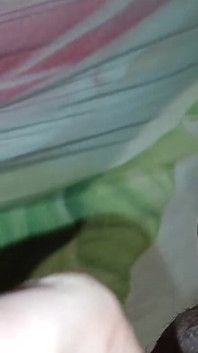 Ho sorpreso la mia matrigna a scopare la sua ragazza con uno strapon e ho iniziato a masturbarmi di nascosto