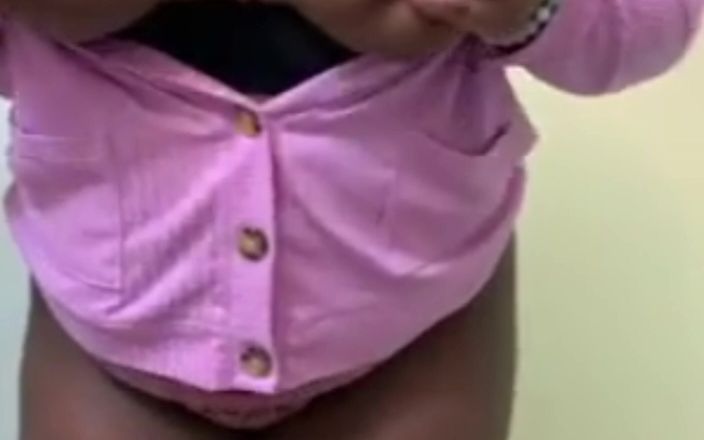 Super sexy ebony cuties: Mačkám moje velká prsa třesoucí se obrovský zadek kojící