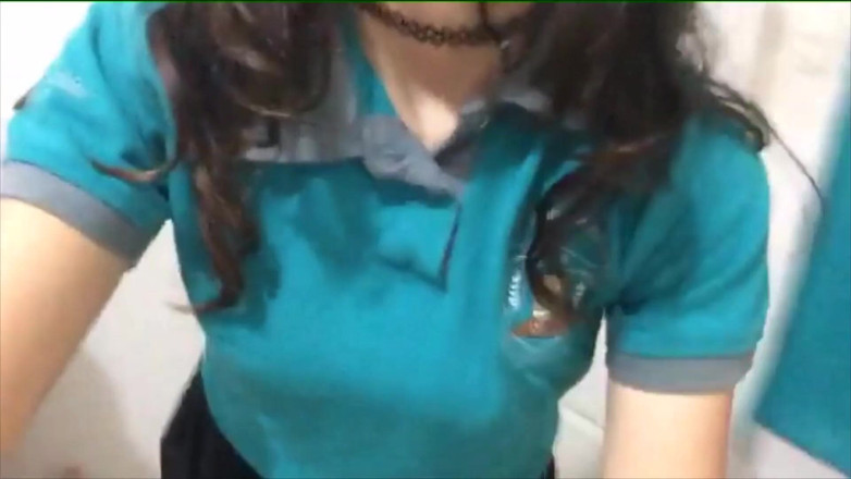 Adorable Teen: Mi godo la mia figa bagnata e il culo stretto