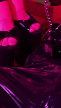 Rubber & ava fetishart danno al perv un footjob in lattice parte 1