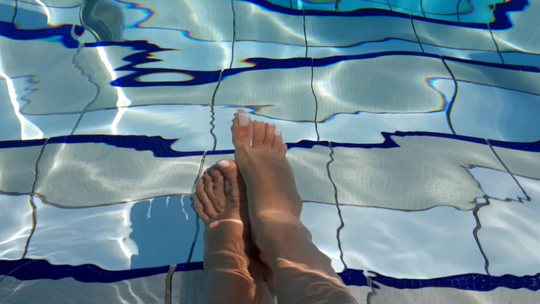 Fetish intimmedia: Fußfetischspiel im pool