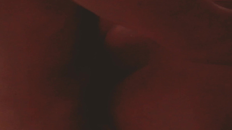 SEXUAL SIN GAY: 同性恋岛场景-3 肌肉发达的家伙在公寓里操一个 twink