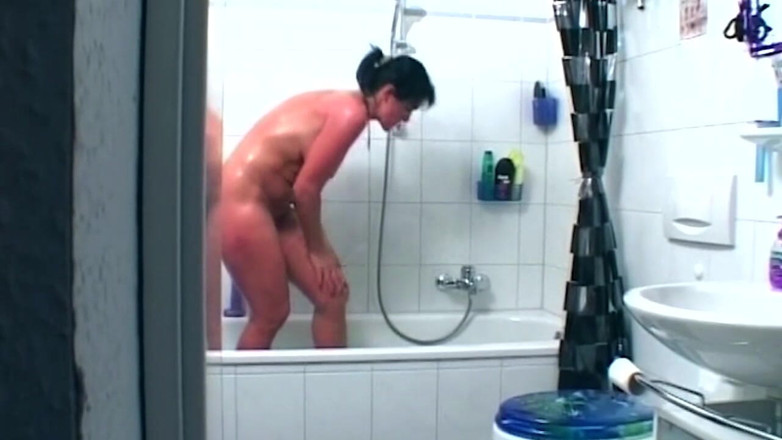 ORGASMX: Si rambut coklat matang meregangkan pantat luas dengan dildo tebal...