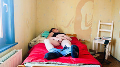 Sara B: Niezła masturbacja na moim łóżku
