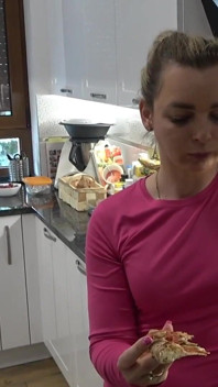Hot Wife Sucked Pizza Delivery Guy to Get His Sauce on Pizza