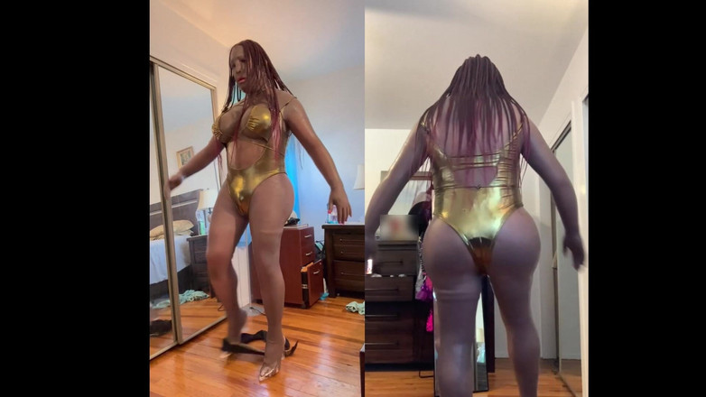 Deanna Doll: Preta gata Danae em um maiô dourado sexy, tirando a...