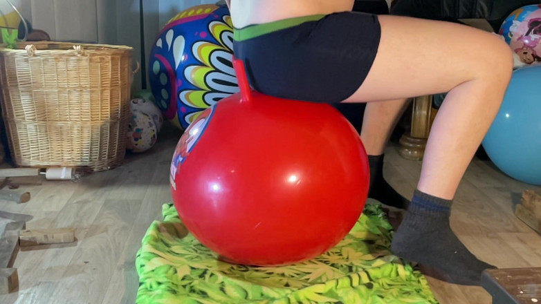 BeachBallsDuo: Saltando em Red Hopperball - Non Pop 