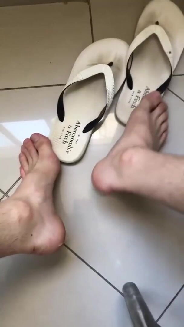 Riu Melo: Abercrombie &amp; fitch: foot worshipped