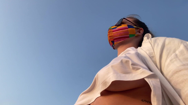 Batty Lux: Blondă cu sâni mari fără sutien mergând pe stradă