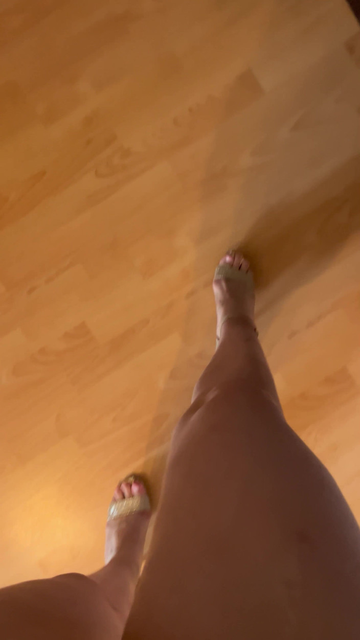Feet: POV: Zvuky chůze v béžových vysokých podpatcích