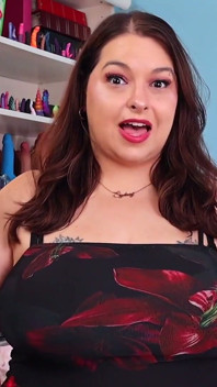 Komşu orta yaşlı seksi kadın tarafından yutuyor