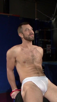 Sexy sportovní a svalnatá gay chlapci mají sex u boxer ringu