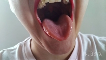 The Antichristrix: Jätte röda läppar är hungriga efter dig pOV