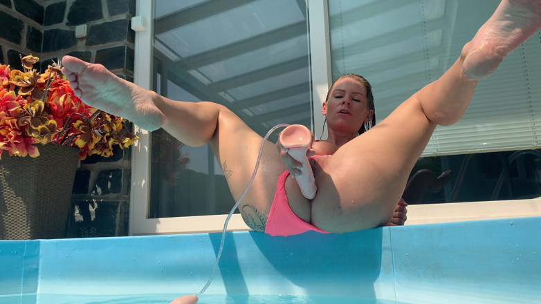 Claudia Macc: Anal dildo - pool