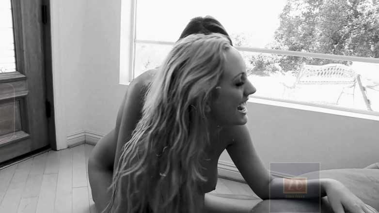 Zona Divas NET: Classic Brett and Celeste Lesbian Sex Poolside