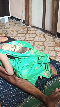 India esposa preparándose en sari verde - parte 2