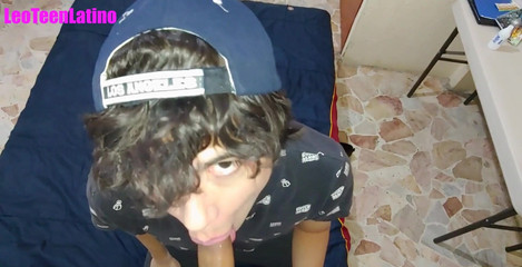 LeoTeenLatinos: Ragazzo etero chiede al suo compagno di stanza gay di...