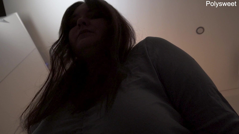 Polly Sweet: Istruzioni per masturbarsi con i vestiti, adorare i piedi della...