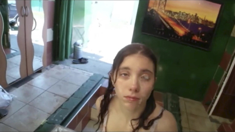 Cumbizz: Teen troia coperta di sborra e piscio - sborrate su occhi...