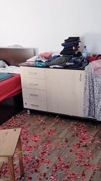 Amatérská manželka se baví s růžemi. Sexy máma čistí s vysavačem.