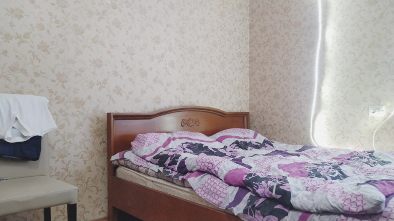 Teen and Milf Female Sex: I mitt sovrum klär min flickvän av sig och visar...