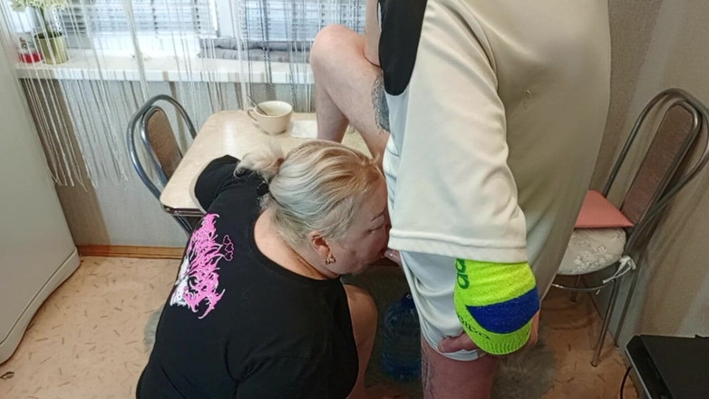 Zona901: Sore hari, aku ngentot mulut tetanggaku di dapur sampai crot