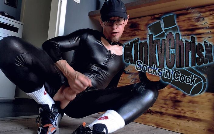 KinkyChrisX: कामुक Chris x रबर सूट, सफेद मोजे और स्नीकर्स में लंड हिलाते हुए