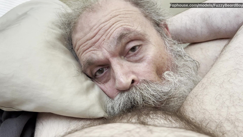 FuzzyBeardBoy: Un vieux suceur barbu prend une énorme dose directement dans sa...