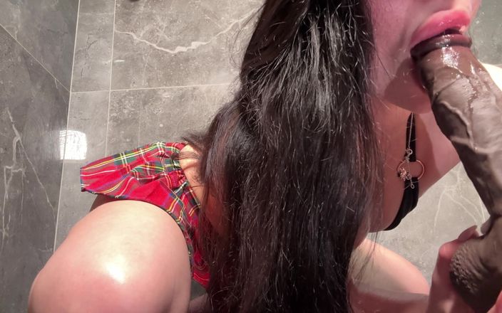 Levanyae: Een zwarte dildo zuigen in een schoolmeisjesoutfit met een kontplug...