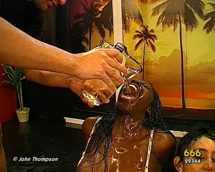 GGG John Thompson OLD STYLE: मुझे अभी चाहिए! - सांवली हसीना तीन लोगों की जंगली चुदाई एक्शन के दौरान पेशाब में भीग जाती है