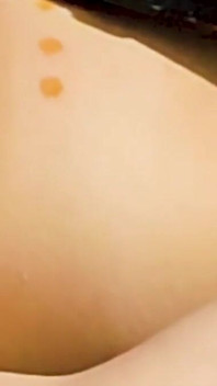 La ragazza legata punk con il rasato riceve una cera calda dietro e davanti