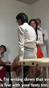 Elevele Katty West și Kate Rich și-au lăsat garda jos în timpul unui control de rutină la ginecolog