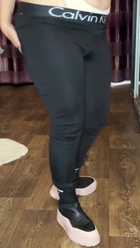 Saya Menunjukkan Rajah Cantik Dalam Bingkap Hitam Dan But Hitam /