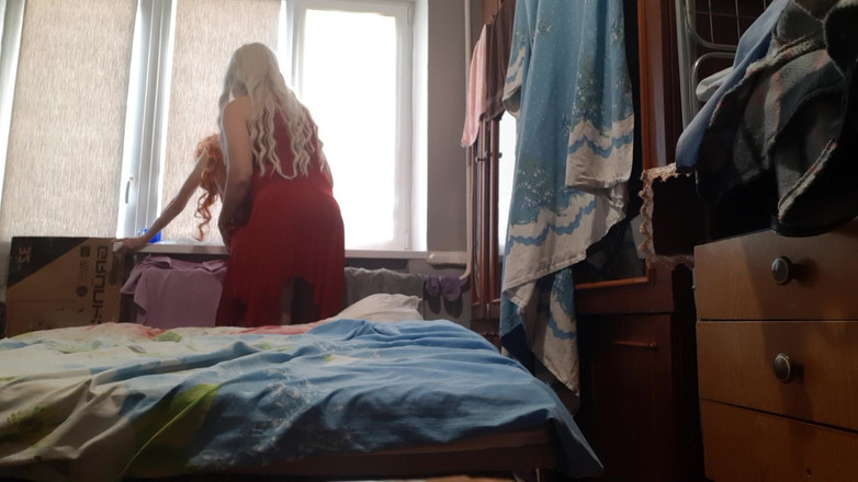 Lesbian-candys: ブロンドの継母が赤毛の継娘を誘惑し、夫がシャワーを浴びている間にセックスする