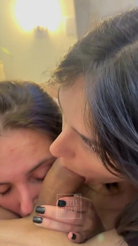 Blowjob dublu - Fete superbe fără sâni care se sărută în timp ce împart un penis. FFM