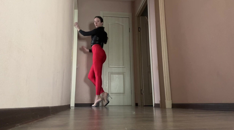 Skinny_lady69: Asmr Paní v latexu a červených legínách Krok po místnosti
