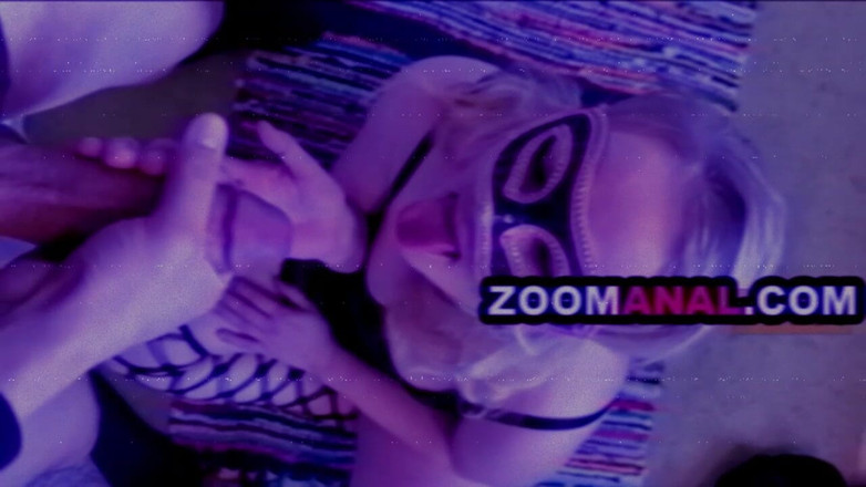 Zoomanal: Blond milf spotyka swojego arabskiego klienta