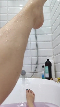 Peluda body explorer no banheiro