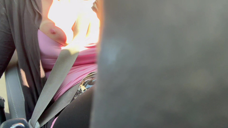 Artemisia Love: イタリアの巨乳熟女が運転中に角質の硬い乳首を点滅させる車に乗る